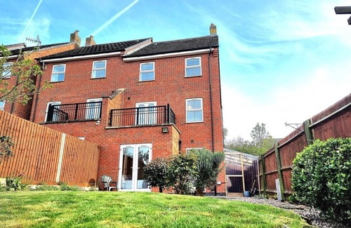 Hamilton House | Spacious House | Parking | Long Stay Discount