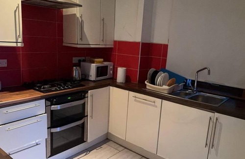 Walsall House | Spacious House- Parking, Garden & Central Location