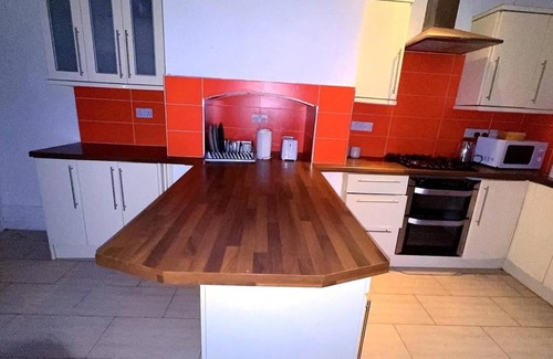 Walsall House | Spacious House- Parking, Garden & Central Location