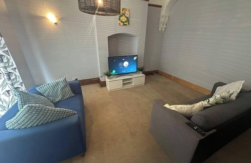 Walsall House | Spacious House- Parking, Garden & Central Location