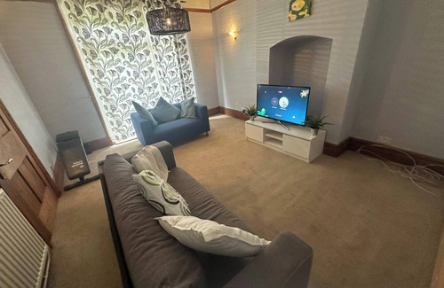 Walsall House | Spacious House- Parking, Garden & Central Location