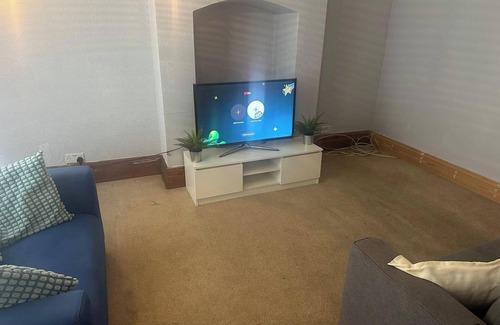 Walsall House | Spacious House- Parking, Garden & Central Location