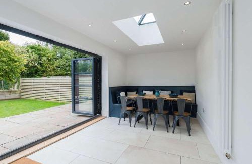 Gloucester House | Spacious House Private Parking & Garden