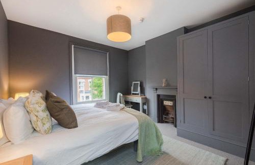 Gloucester House | Spacious House Private Parking & Garden