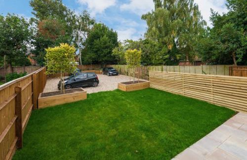 Gloucester House | Spacious House Private Parking & Garden