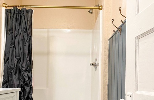 McGregor House | Spacious House & Private Yard in a Quiet and Quaint Neighborhood