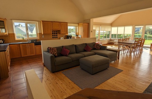 Ballinskelligs House | Spacious house right by the sandy, blue flag Ballinskelligs beach, pub, & cafe.