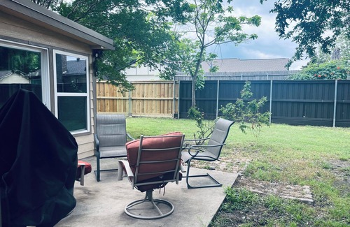 Carrollton House | Spacious House Sleeps 8 - Family and Pet Friendly Across from Park!