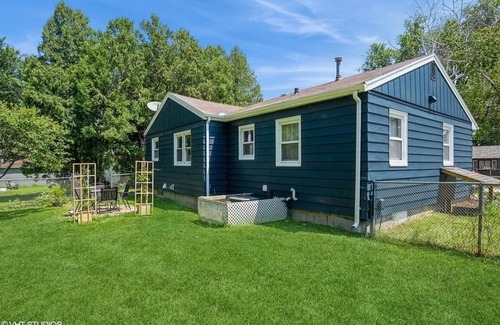 Des Moines House | Spacious house sleeps 12 in Des Moines, pet & family friendly