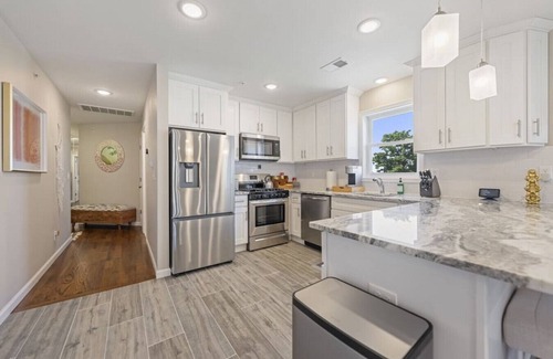 Elizabeth House | (Spacious House – Sleeps up to 8+ guests | Near Airport & City)
