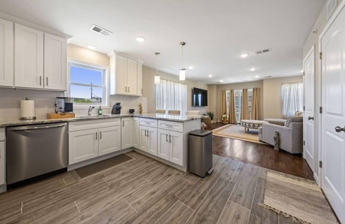 Elizabeth House | (Spacious House – Sleeps up to 8+ guests | Near Airport & City)