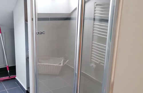 L'Huisserie Bed & Breakfast | Spacious house swimming pool near public transport and shops