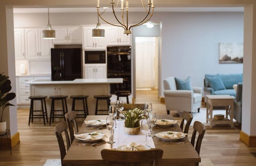 West Alexandria House | Spacious House with Large yard and King-size bed