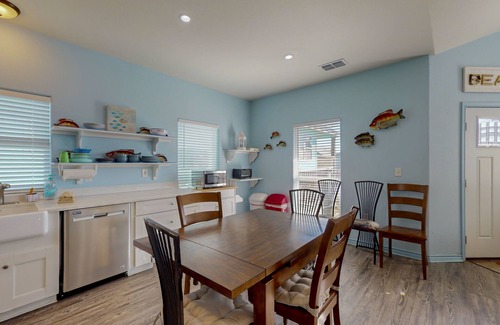 North Beach House | Spacious house with full kitchen, TVs, WIFI, balcony, near the beach