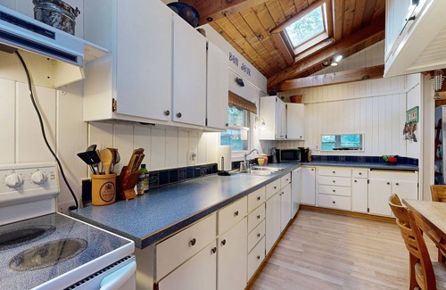Iron Mountain House | Spacious house with free wifi, private W/D + near downtown