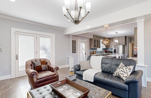 Travis Settlement House | Spacious house with full kitchen, private pool, big patio, fire pit and casita