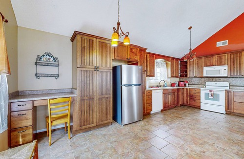 Counce House | Spacious house with free wifi, private W/D - dog friendly
