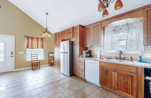 Counce House | Spacious house with free wifi, private W/D - dog friendly