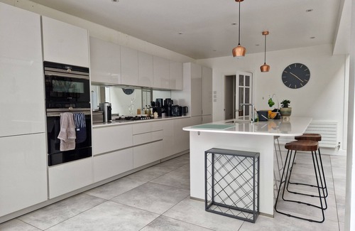 Larkhall House | Spacious House with Hot Tub, Gym, BBQ, Workspaces