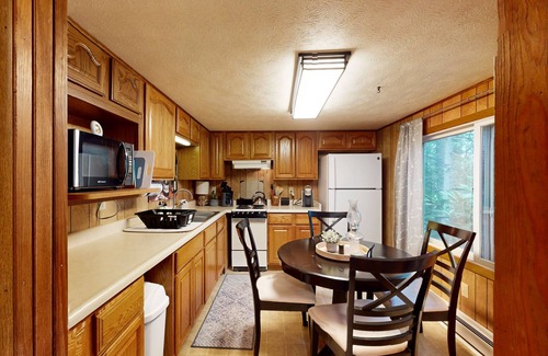 Swanton Cottage | Spacious House with private hot tub, fire pit and free WIFI