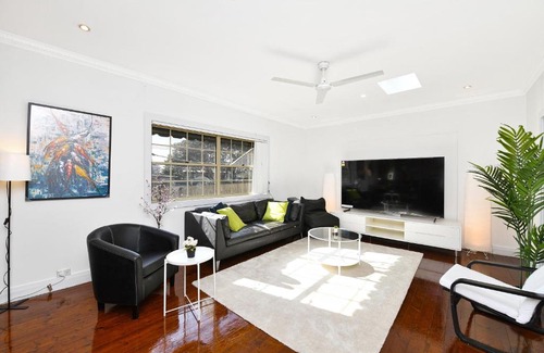 Hurstville House | Spacious House with Queen Beds Home Cinema