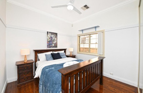Hurstville House | Spacious House with Queen Beds Home Cinema