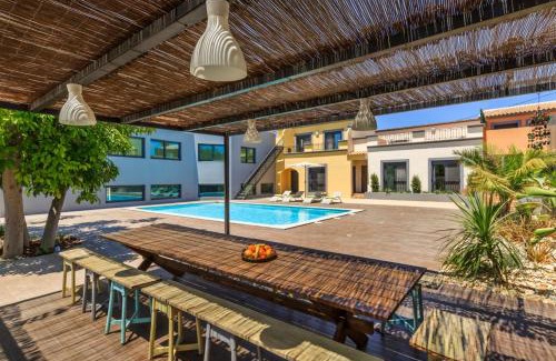 Olhao House | Spacious house with sea view in Quelfes, shared pool