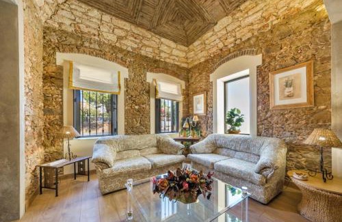 Olhao House | Spacious house with sea view in Quelfes, shared pool