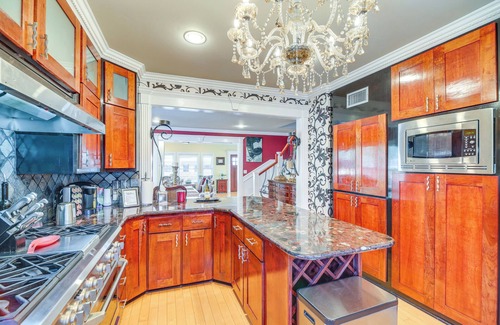 Midtown House | Spacious Houston Home w/Deck ~ 2 Mi to Downtown!
