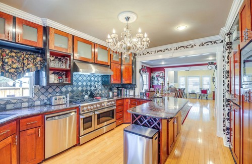 Midtown House | Spacious Houston Home w/Deck ~ 2 Mi to Downtown!