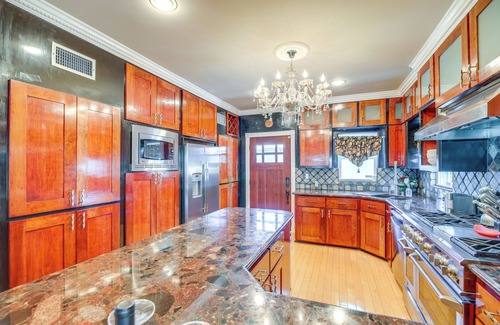 Midtown House | Spacious Houston Home w/Deck ~ 2 Mi to Downtown!
