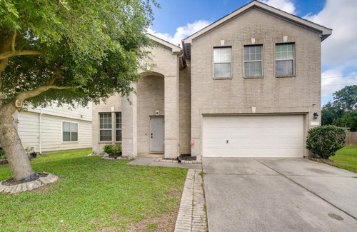 Houston House | Spacious Houston Home with Pool Access, Fenced Yard!