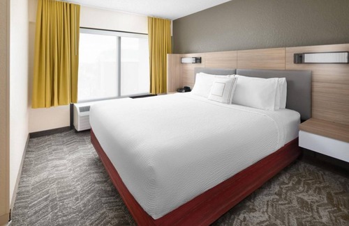 Southeast Houston Hotel | Spacious Houston Suite w/Complimentary Breakfast, Pool Access & Shuttle Service
