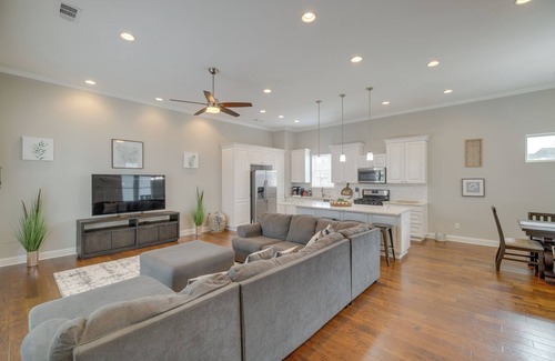 Shady Acres House | Spacious Houston Townhome ~ 5 Mi to Downtown!