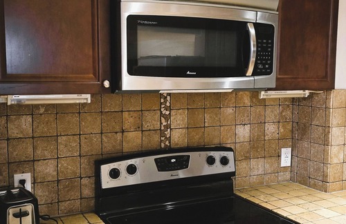 Lisgar Apartment | Spacious & Independent Unit with Full Kitchen