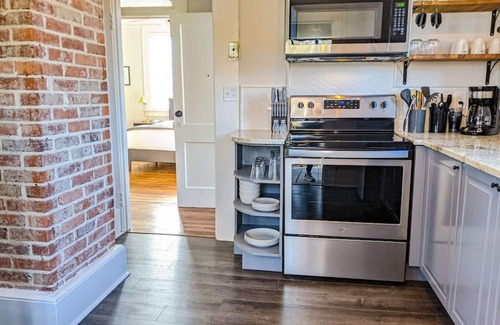 Columbia Apartment | Spacious Industrial Modern Apt 2BR 1BA DT Upstairs