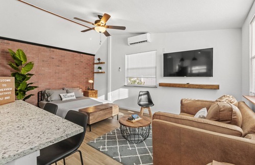 Riverview Apartment | Spacious Industrial Style Guesthouse