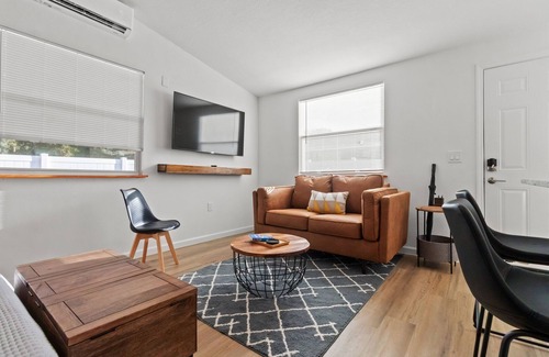 Riverview Apartment | Spacious Industrial Style Guesthouse