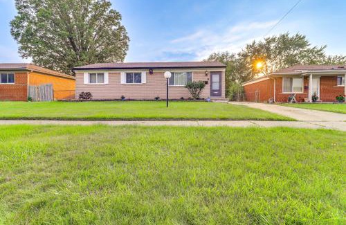 Inkster House | Spacious Inkster Home Patio, Yard, 2 Living Areas