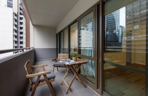 Chinatown Apartment | Spacious Inner-city Stay with King Bed and Balcony