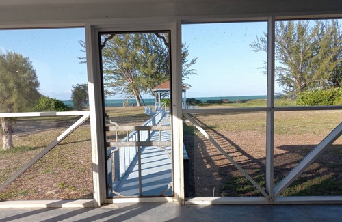 Colonel Hill House | Spacious Island House on the beach - 5 mins from the airport