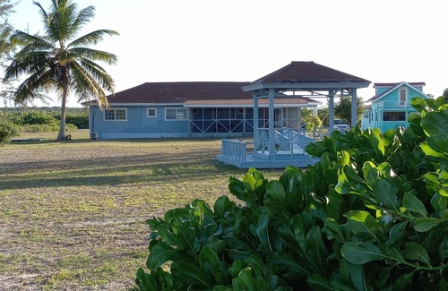 Colonel Hill House | Spacious Island House on the beach - 5 mins from the airport