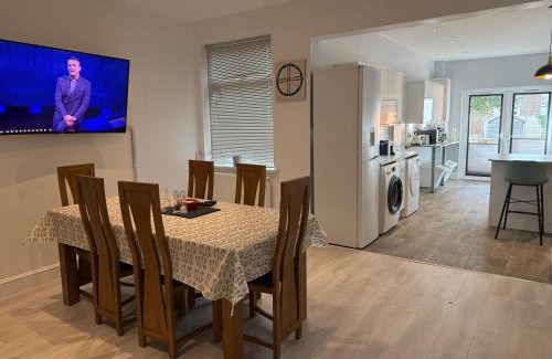 Doncaster House | Spacious John York House & Parking