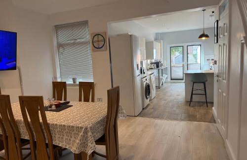 Doncaster House | Spacious John York House & Parking