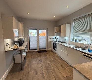 Doncaster House | Spacious John York House & Parking