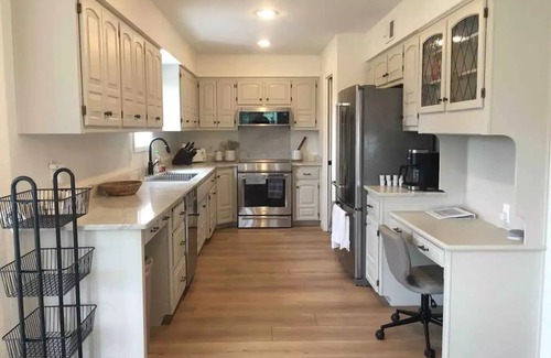 Edwardsville House | Spacious KC Home - Pickleball, Mini Golf, Gym, Luxurious Bathrooms, Swim Spa