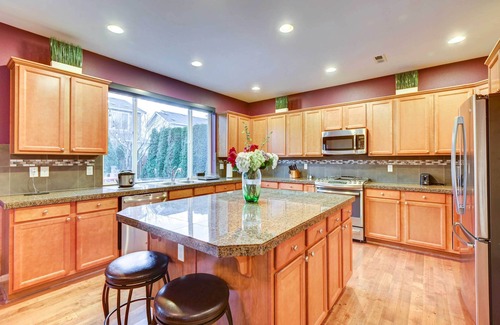 Kent House | Spacious Kent Home Near SeaTac Airport w/Patio