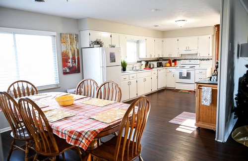 Seymour House | Spacious! King beds! Fenced backyard! Dollywood 25 min. 5 beds 2.5 baths!
