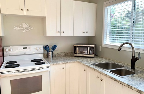 Coal Harbour Apartment | Spacious King & Queen 2BR Condo, Minutes From The Inlet. Fully Equipped Kitchen.