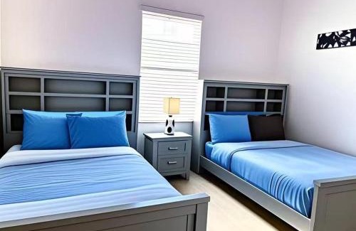 Loughman House | Spacious King, Queen Rooms in Luxury Villa-Pool-SPA-Disney-WiFi-Smart TV